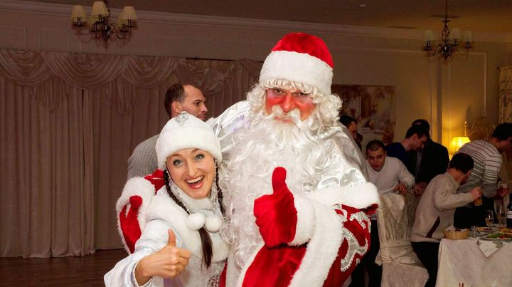 Snow Maiden și Moș Crăciun la o petrecere corporatistă