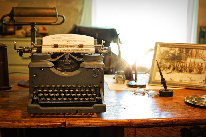 Mașină de scris pe masă