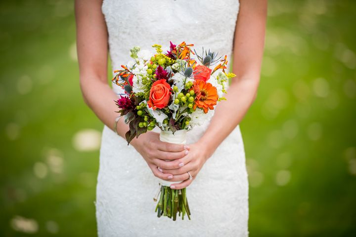 Mariée avec un bouquet