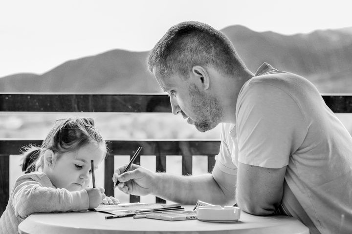Bố dạy bài với con gái.