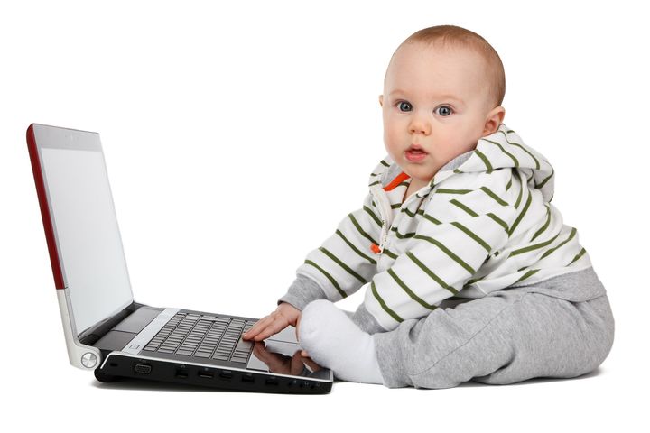 Đứa trẻ với máy tính xách tay