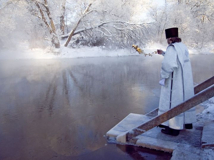 Der Priester segnet den Teich