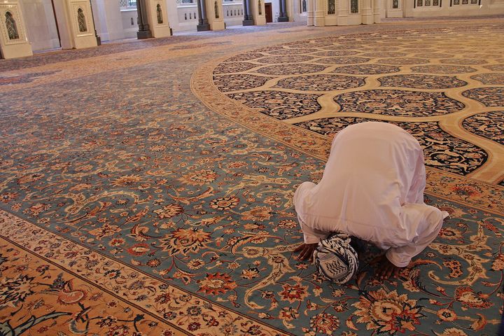Muslimimies rukoilee moskeijassa