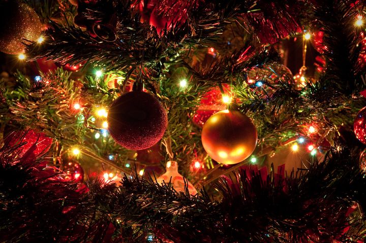 Božićno drvce s vijencem i kuglicama