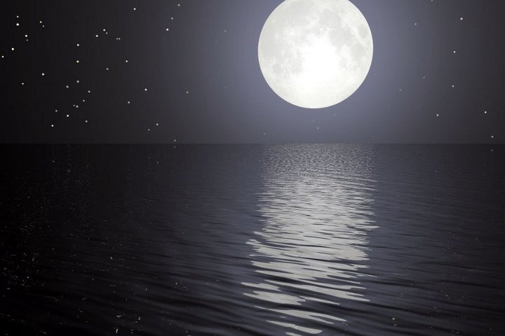 bulan penuh di atas air