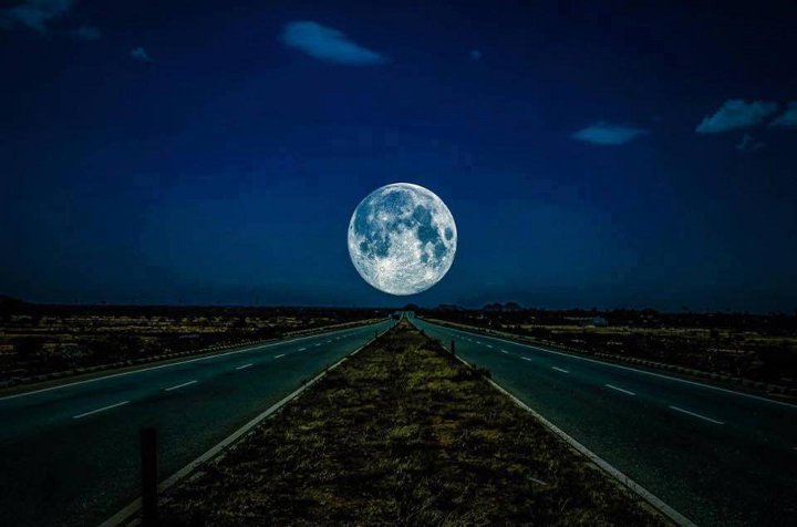 lluna sobre la carretera