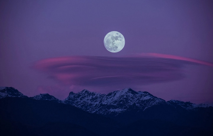 bulan ke atas gunung