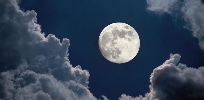 mặt trăng trên mây
