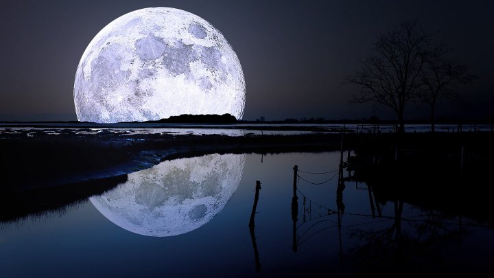 اكتمال القمر فوق الماء