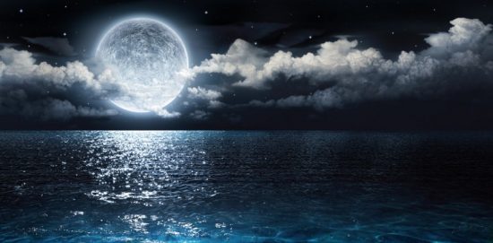 اكتمال القمر فوق الماء