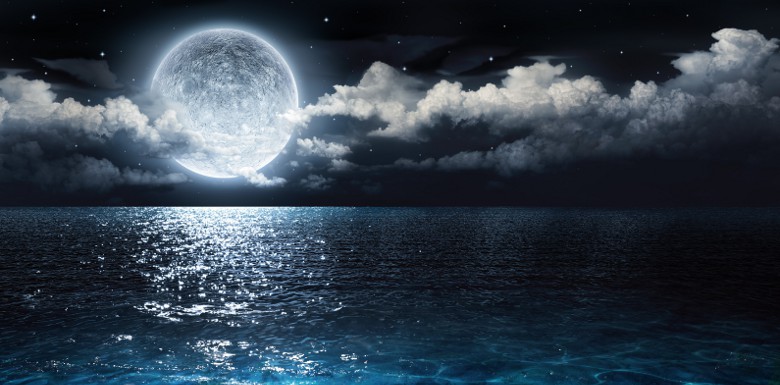 ירח מלא מעל מים