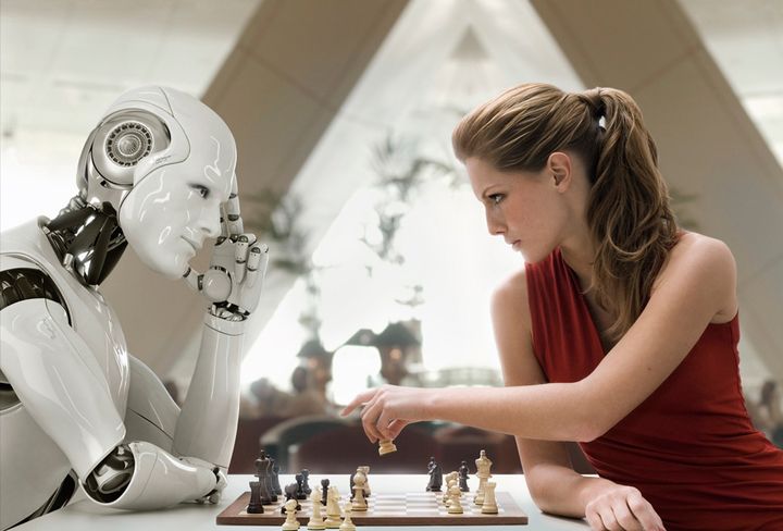 Mädchen und Roboter spielen Schach