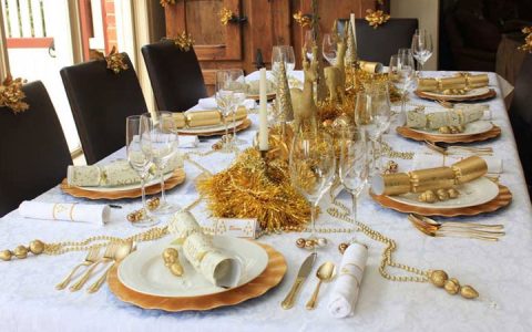 Noworoczny stół w kolorze białym i złotym na 2020 rok