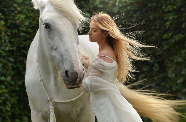 Beyaz bir at ile kız