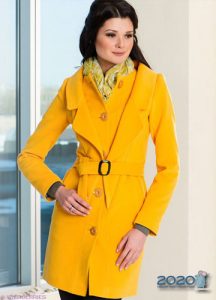 Cappotto giallo alla moda 2019-2020