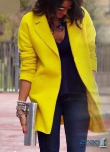 Modes sieviešu mētelis dzeltenās krāsās 2019.-2020
