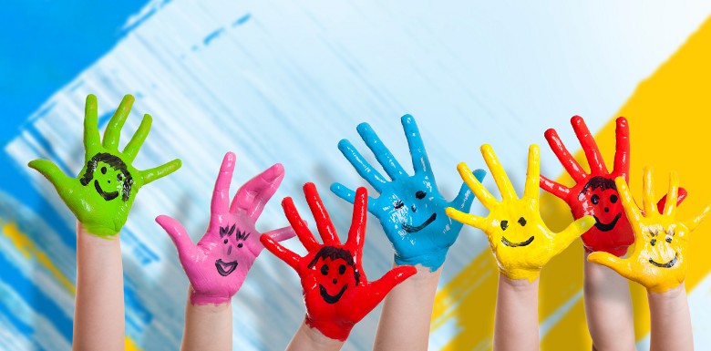 manos de niños pintadas a mano