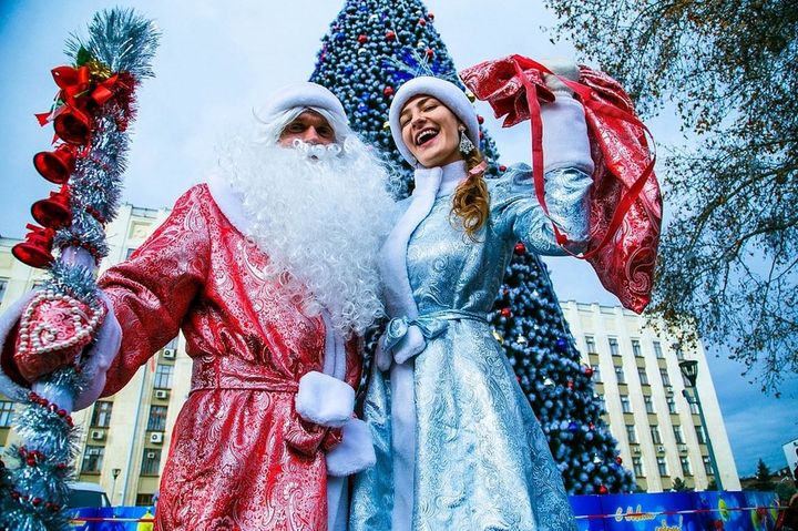 Snow Maiden un Santa Claus pie Ziemassvētku eglītes