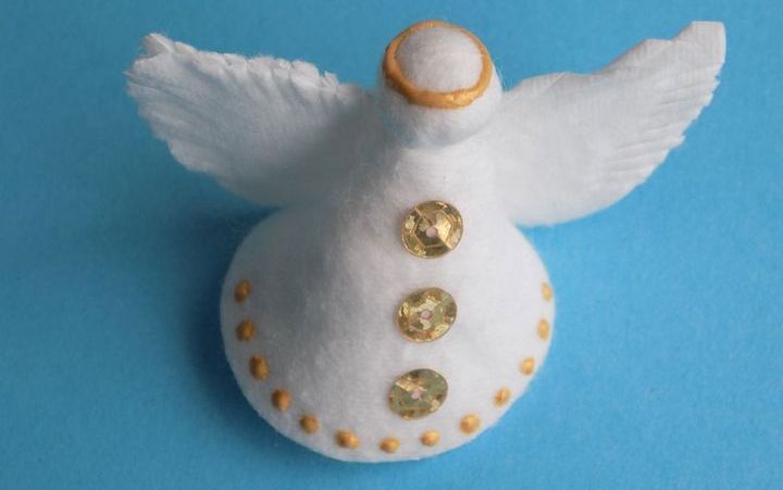 Do-it-yourself angel at the Christmas tree