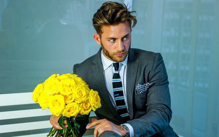 Homme avec un bouquet de roses jaunes