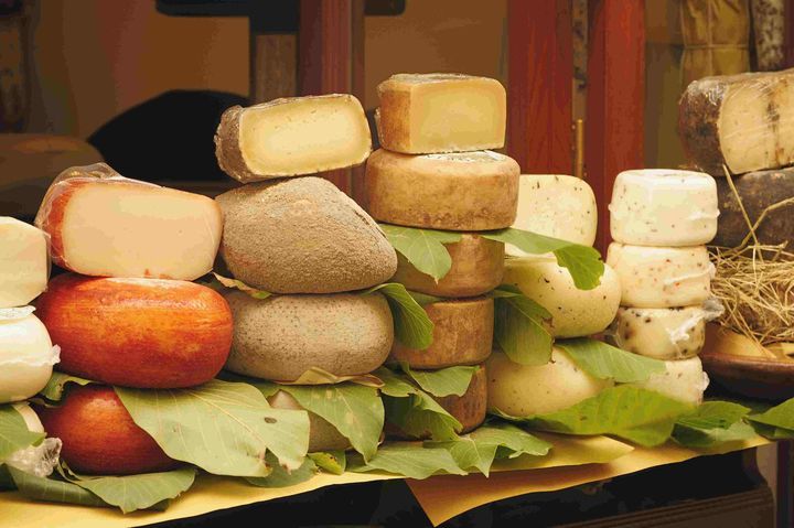 Têtes de fromage sur une étagère