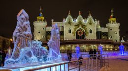 Sculpture de glace du nouvel an sur la place Kazan