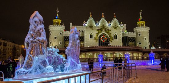 Sculpture de glace du Nouvel An sur la place Kazan