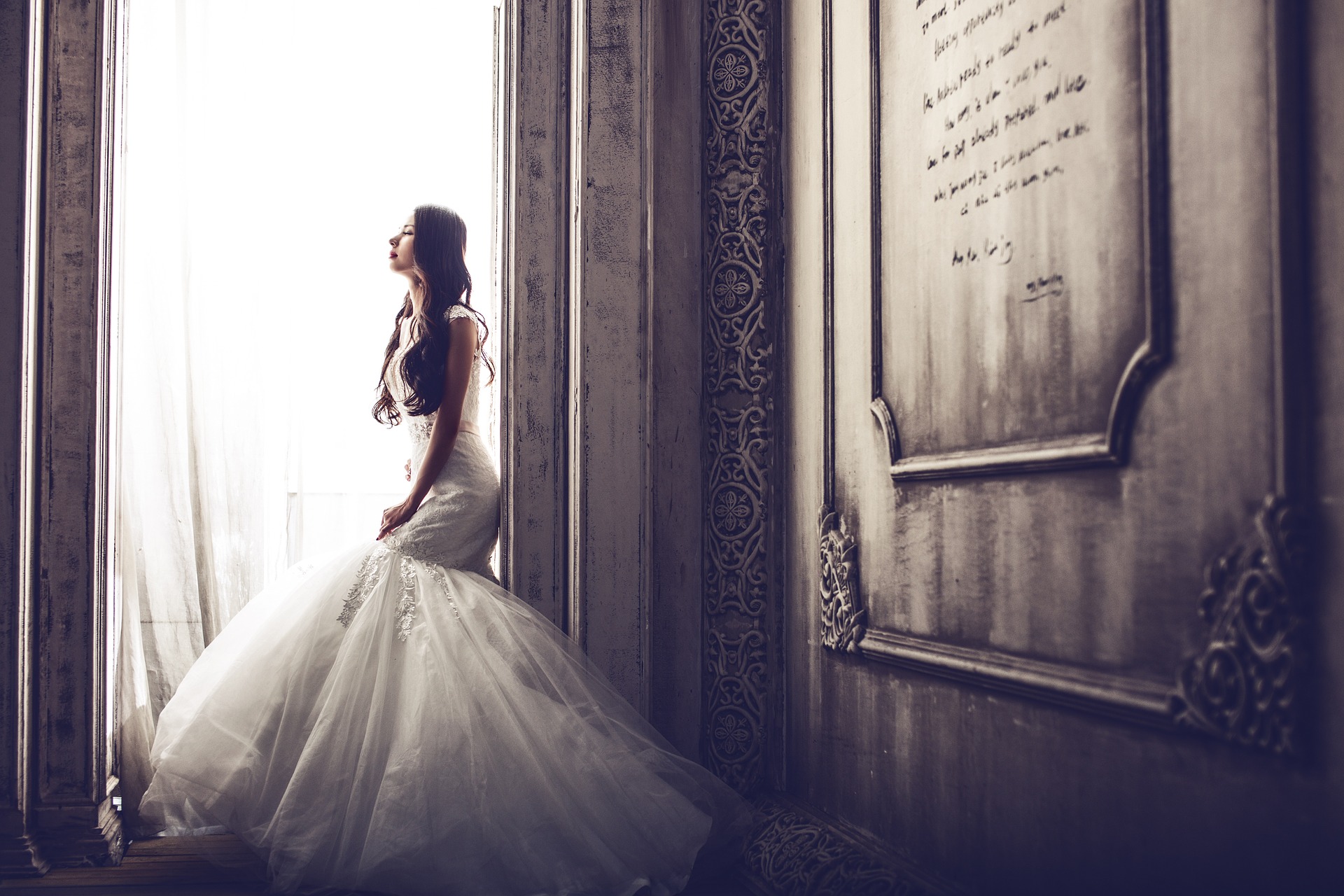 Núvia amb vestit de núvia
