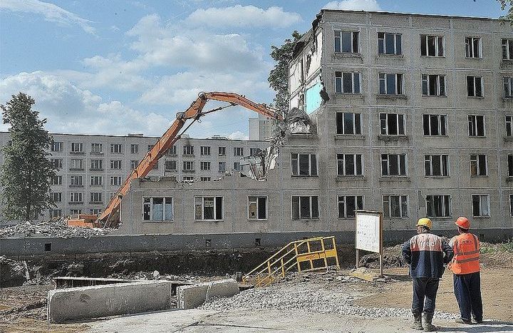 Ανακαίνιση πενταόροφων κτιρίων στο Περόβο