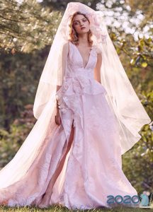 Rožinė vestuvių suknelė 2020 m