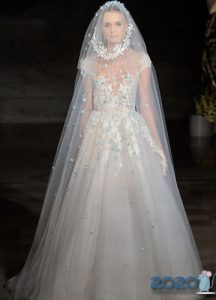 Um vestido de noiva magnífico de 2020