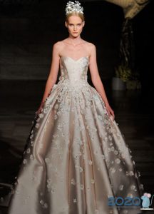 Un magnífic vestit de núvia amb un toc i decoració floral per al 2020