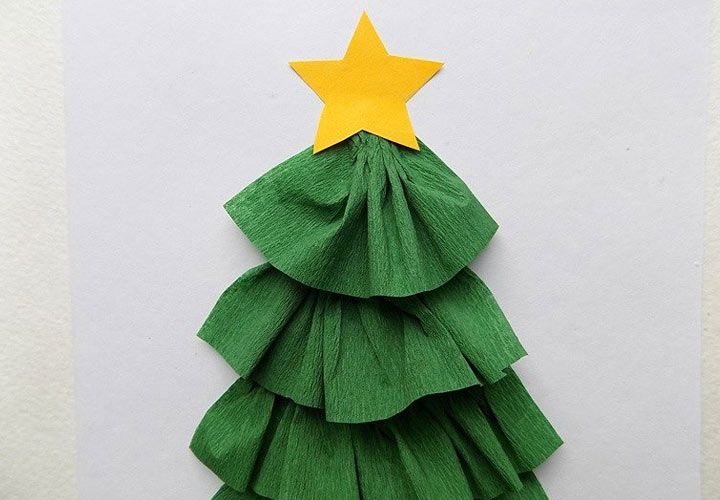 Hermoso árbol de navidad hecho de papel corrugado