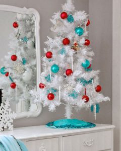 Pequeño árbol de Navidad blanco para 2020