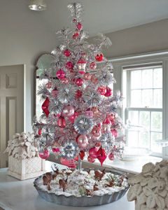 Hermoso árbol de Navidad plateado para 2020