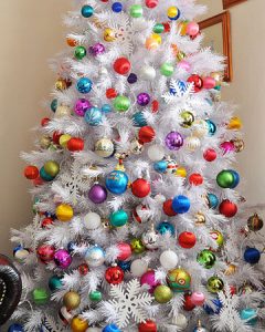 شجرة عيد الميلاد مصنوعة من المطر الأبيض لعام 2020