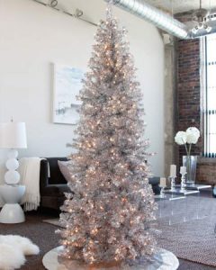 Yeni Yıl 2020 için Beyaz Noel ağacı