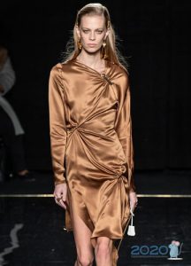 Kahverengi kokteyl elbisesi sonbahar-kış 2019-2020