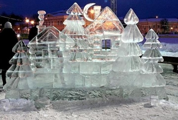 Sculptures de glace sur la place Susaninskaya