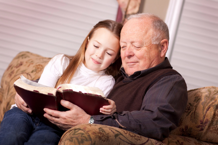 vectēvs un mazmeita lasīja