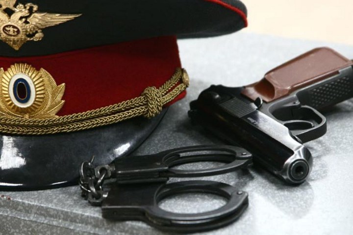 капа, пиштољ и лисице