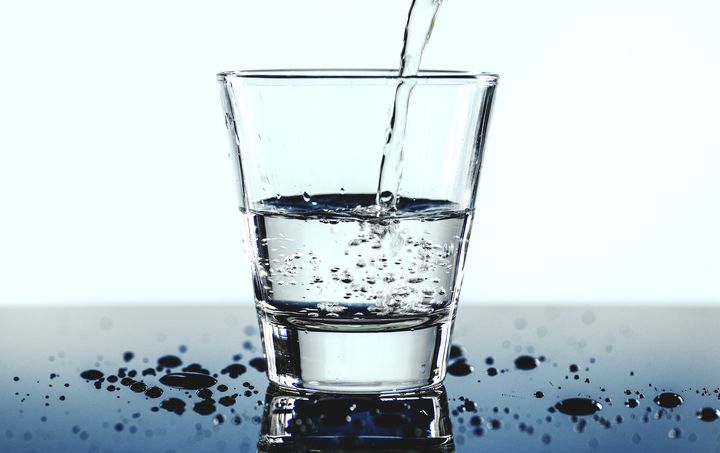 Apa într-un pahar