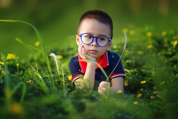 Gözlüklü çocuk