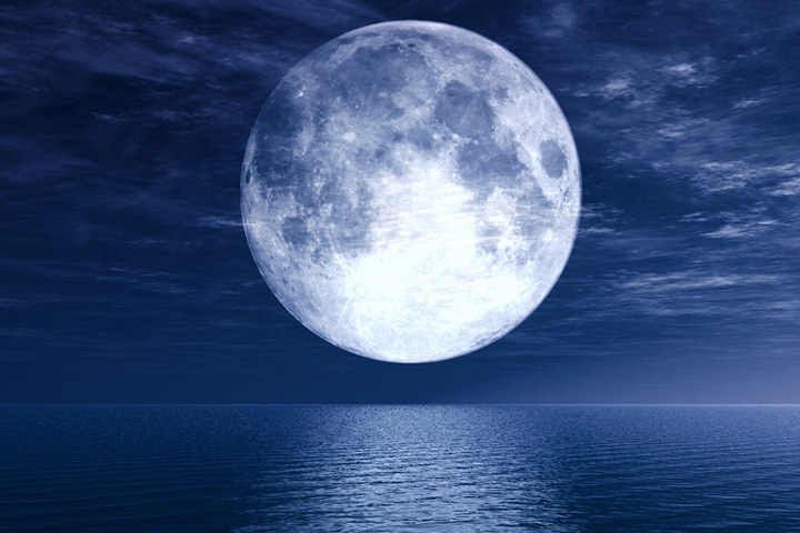 bulan penuh di atas laut