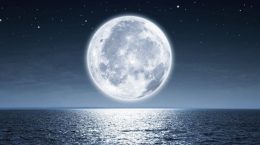 lune sur la mer