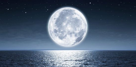 bulan di atas laut