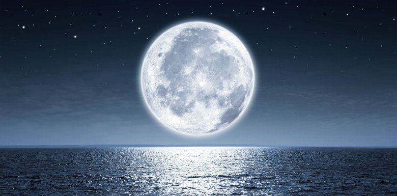 luna sobre el mar