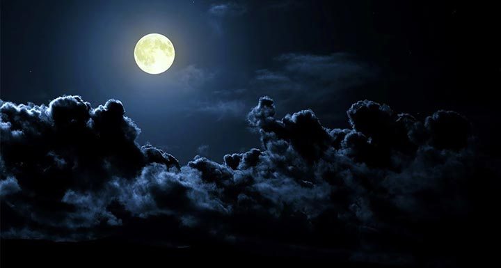 القمر في السماء