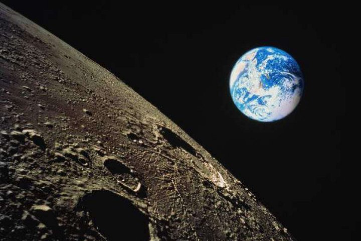 Mond auf dem Hintergrund der Erde