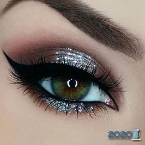 Stylisches, glänzendes Make-up für 2020
